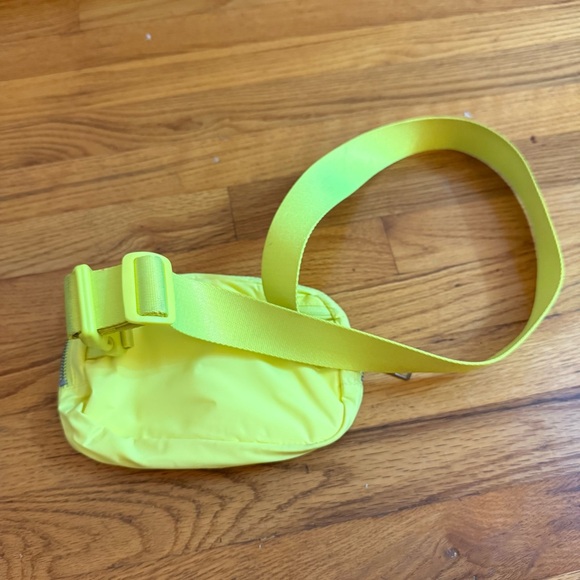 Lululemon 1L Everywhere Belt Bag Electric Lemon - Picture 2 of 6